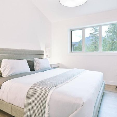 Oasis Getaway, Mins To Lake, King Bed, Dbl Garage Invermere Exterior photo
