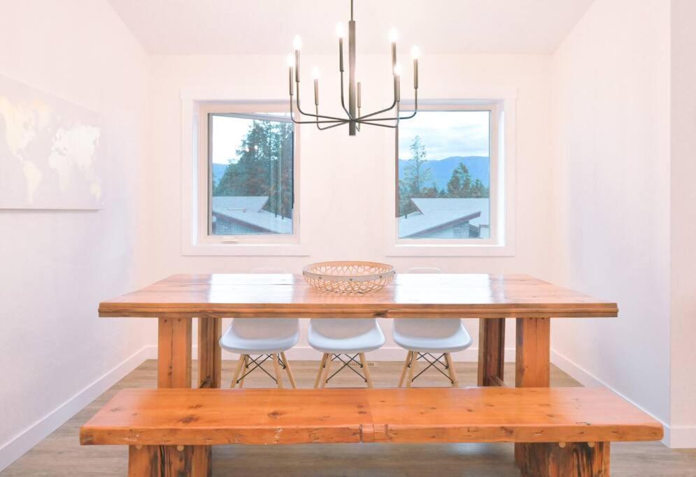 Oasis Getaway, Mins To Lake, King Bed, Dbl Garage Invermere Exterior photo